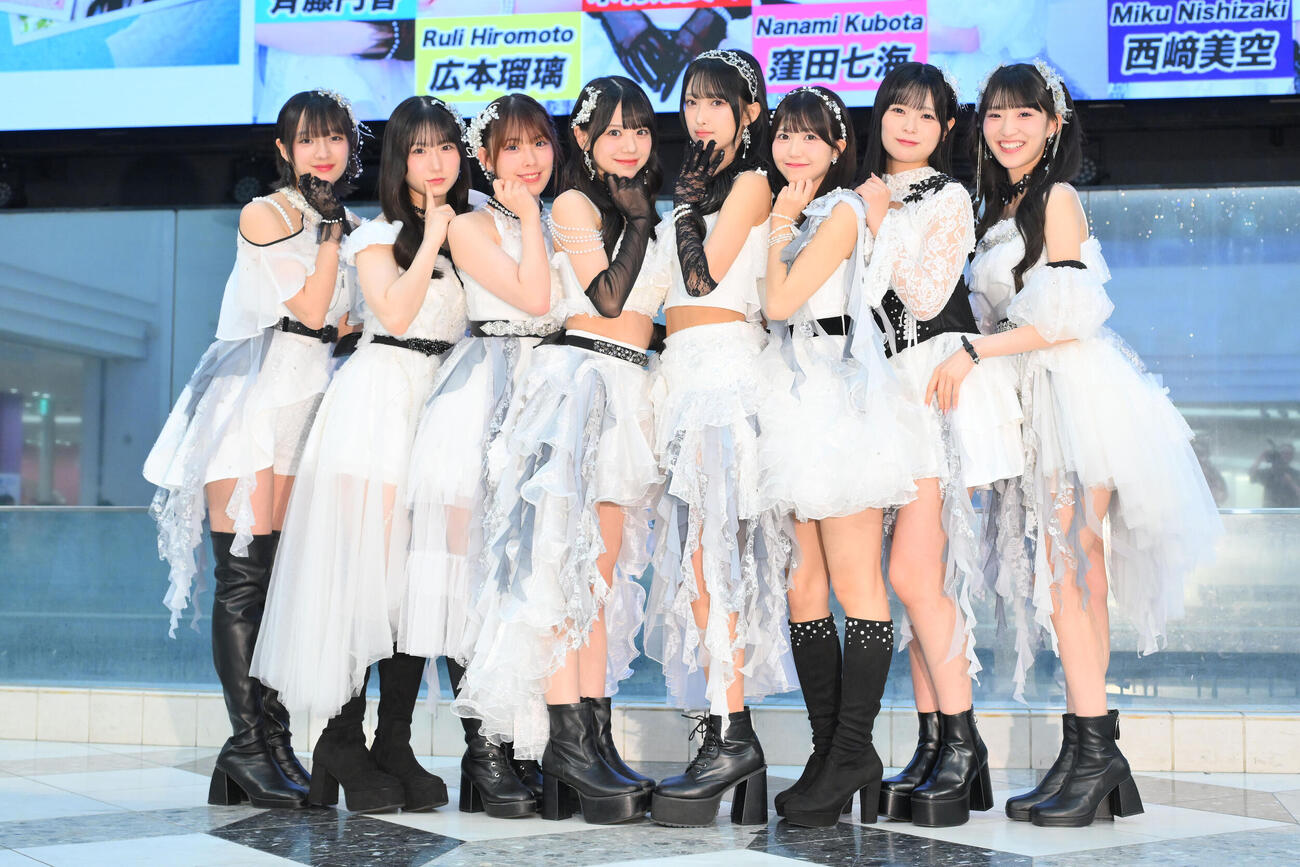 NEWシングル発売イベントで記念撮影するOCHA NORMA。左から斉藤円香、広本瑠璃、西﨑美空、米村姫良々、北原もも、窪田七海、筒井澪心、中山夏月姫（撮影・滝沢徹郎）