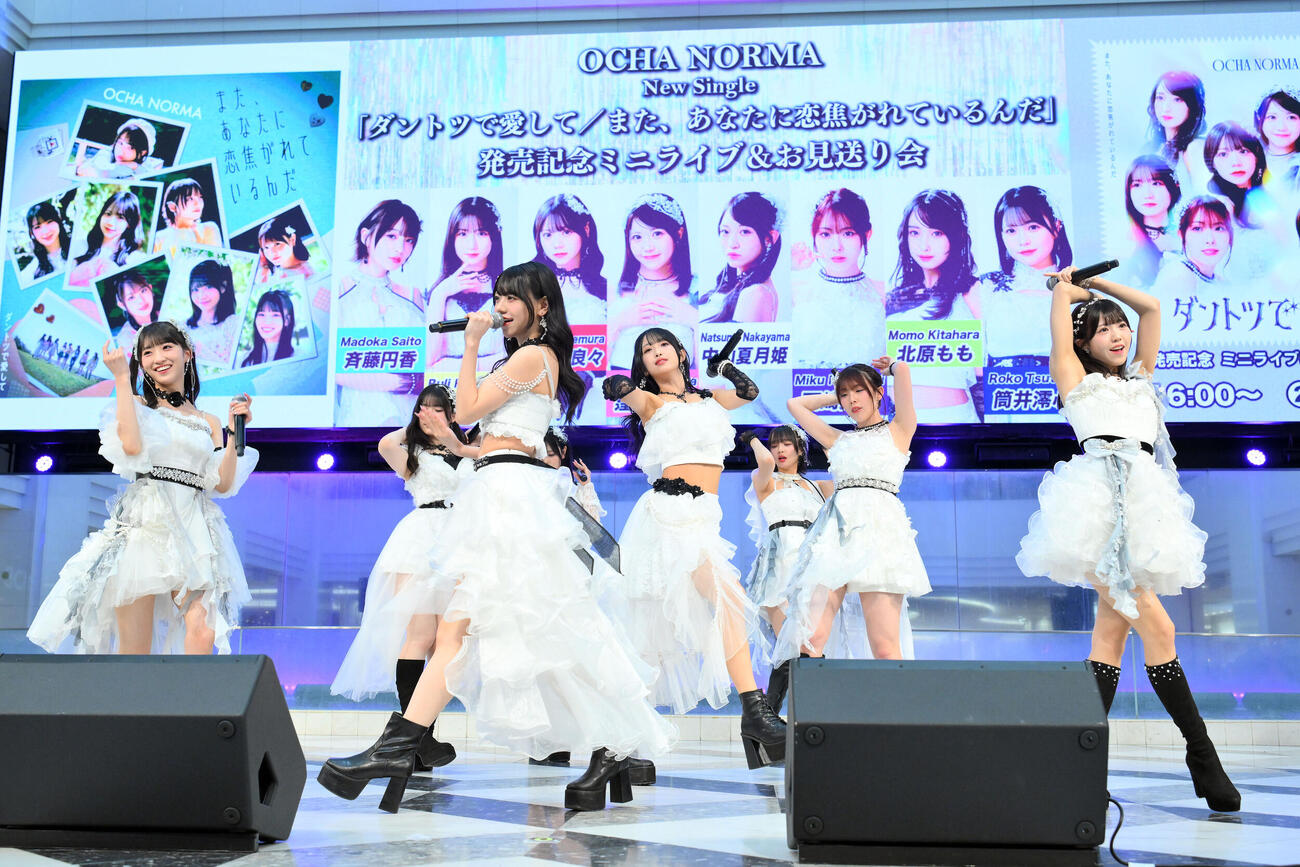 NEWシングル発売イベントでミニライブをするOCHA NORMA（撮影・滝沢徹郎）