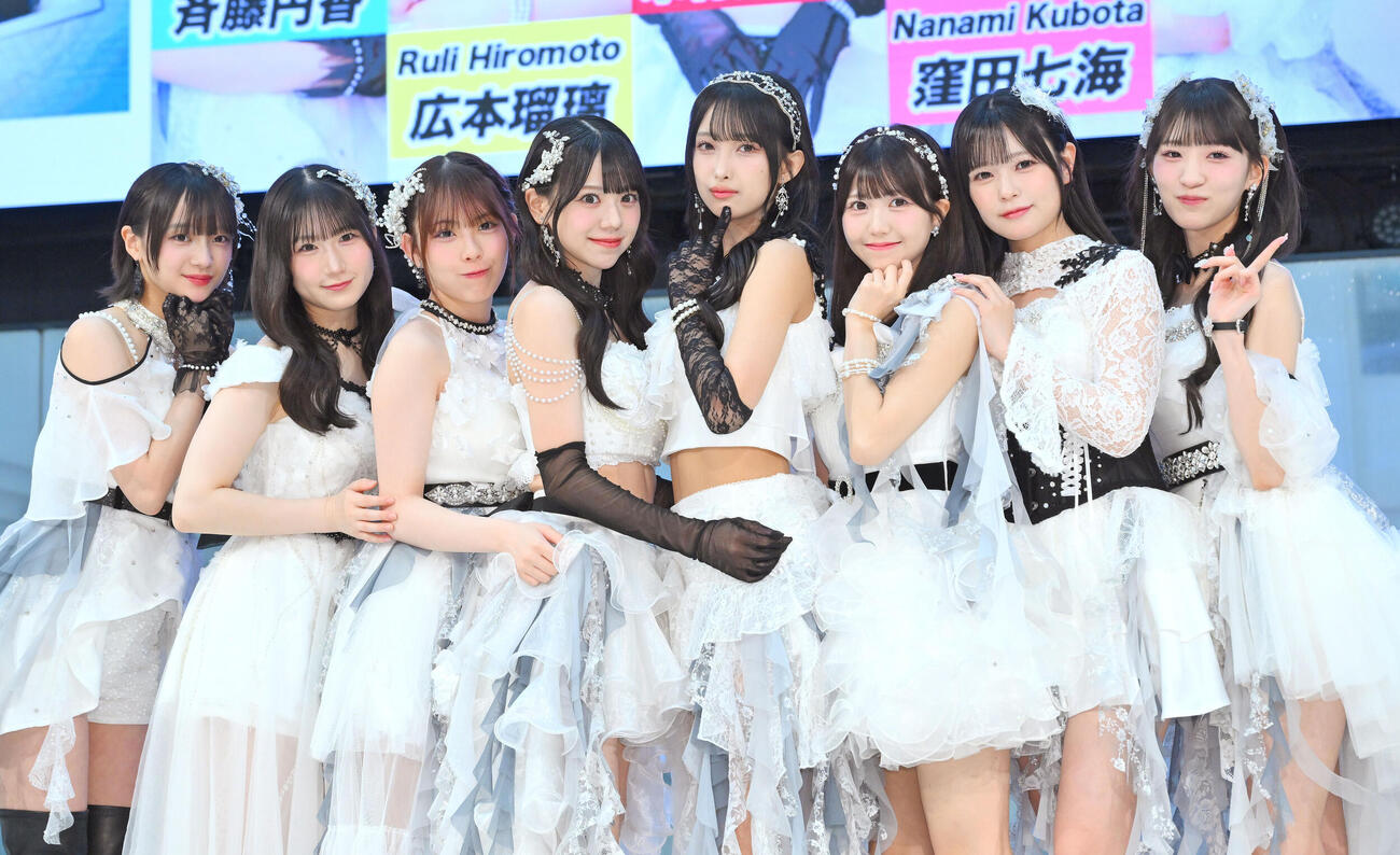 NEWシングル発売イベントで記念撮影するOCHA NORMA。左から斉藤円香、広本瑠璃、西﨑美空、米村姫良々、北原もも、窪田七海、筒井澪心、中山夏月姫（撮影・滝沢徹郎）