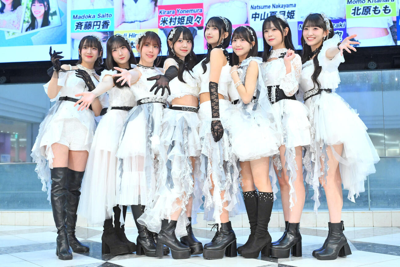 NEWシングル発売イベントで記念撮影するOCHA NORMA。左から斉藤円香、広本瑠璃、西﨑美空、米村姫良々、北原もも、窪田七海、筒井澪心、中山夏月姫（撮影・滝沢徹郎）