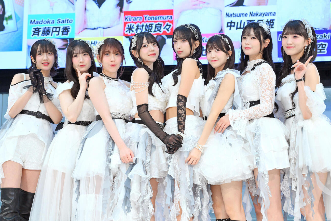 NEWシングル発売イベントで記念撮影するOCHA NORMA。左から斉藤円香、広本瑠璃、西﨑美空、米村姫良々、北原もも、窪田七海、筒井澪心、中山夏月姫（撮影・滝沢徹郎）