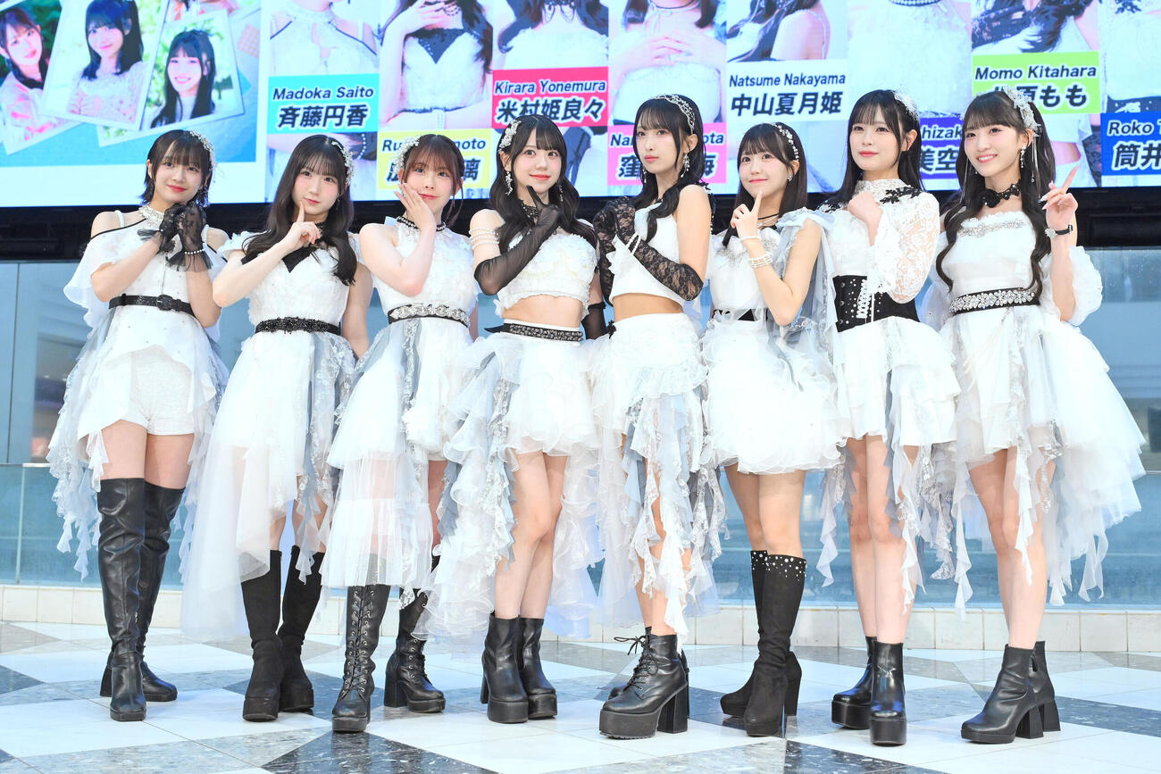NEWシングル発売イベントで記念撮影するOCHA NORMA。左から斉藤円香、広本瑠璃、西﨑美空、米村姫良々、北原もも、窪田七海、筒井澪心、中山夏月姫（撮影・滝沢徹郎）
