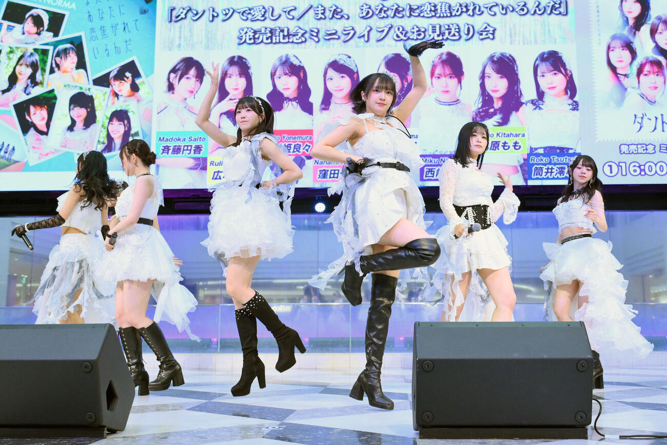 NEWシングル発売イベントでミニライブをするOCHA NORMA（撮影・滝沢徹郎）