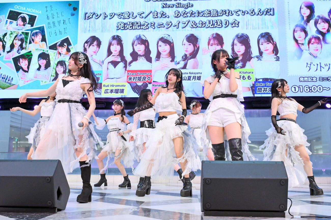 NEWシングル発売イベントでミニライブをするOCHA NORMA（撮影・滝沢徹郎）