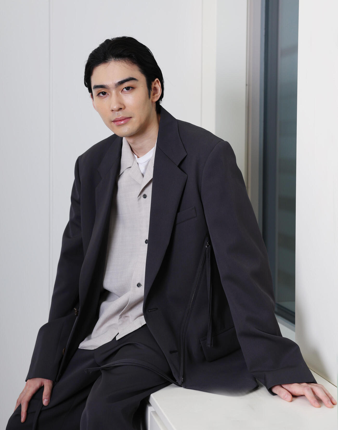 クールな表情でカメラを見つめる8代目市川染五郎（撮影・増田悦実）
