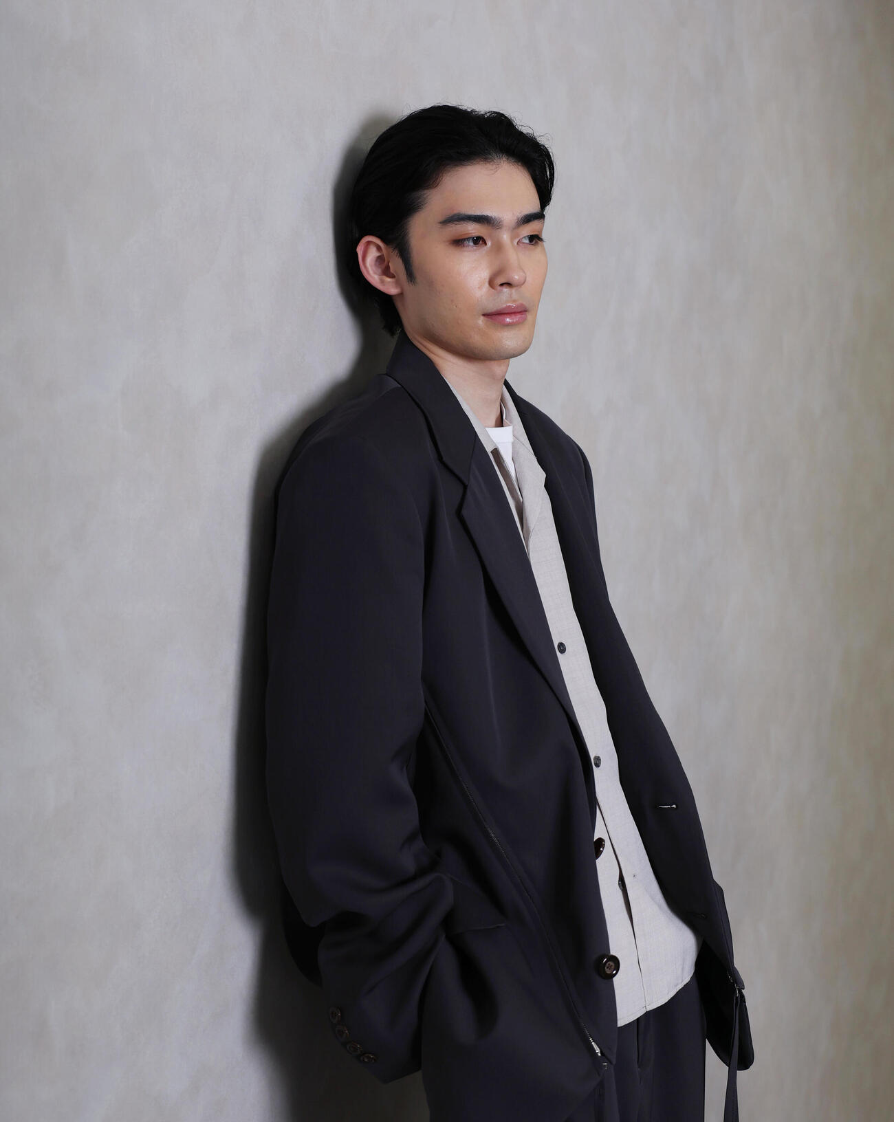クールな表情を見せる8代目市川染五郎（撮影・増田悦実）