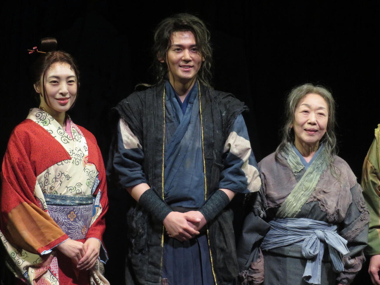 舞台「うま－馬に乗ってこの世の外へ－」開幕前会見と公開ゲネプロに出席した、左から音月桂、小瀧望、梅沢昌代
