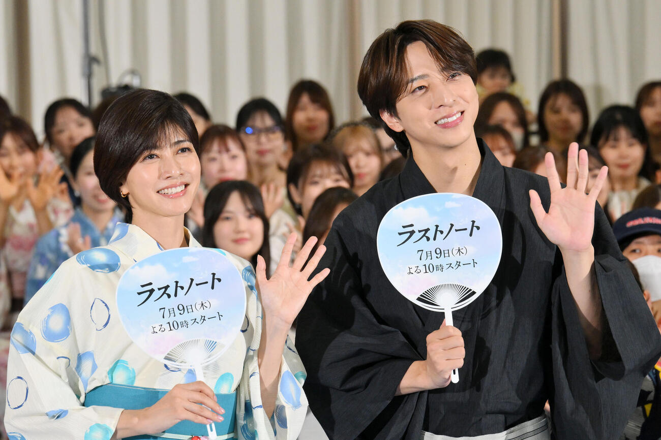 ドラマ「ラストノート」七夕トークイベントで記念撮影する内田有紀（左）と寺西拓人（撮影・滝沢徹郎）