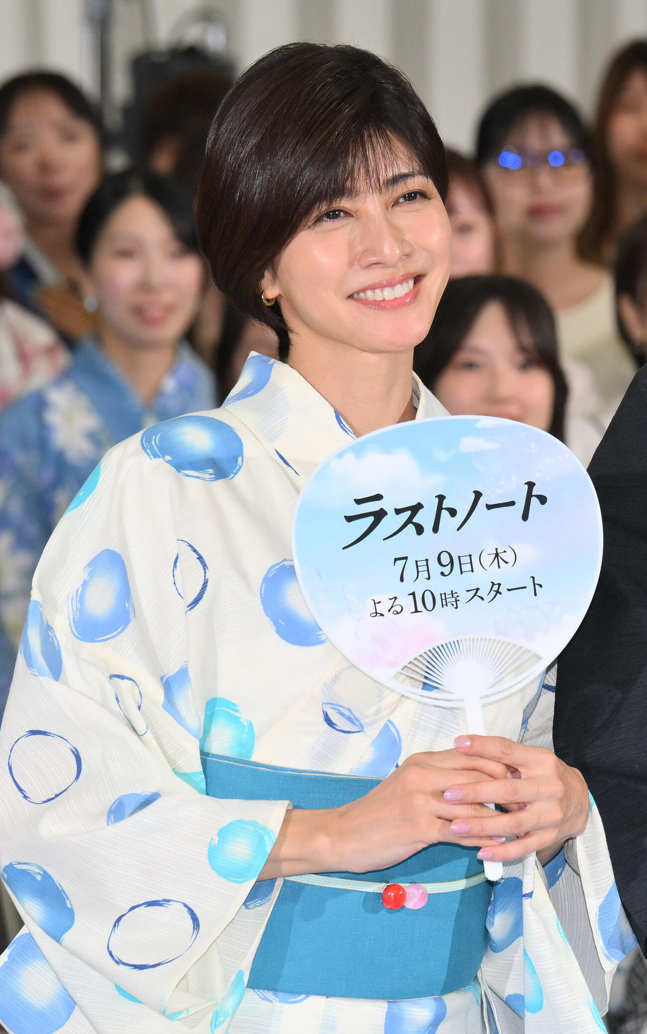 ドラマ「ラストノート」七夕トークイベントで記念撮影する内田有紀（撮影・滝沢徹郎）