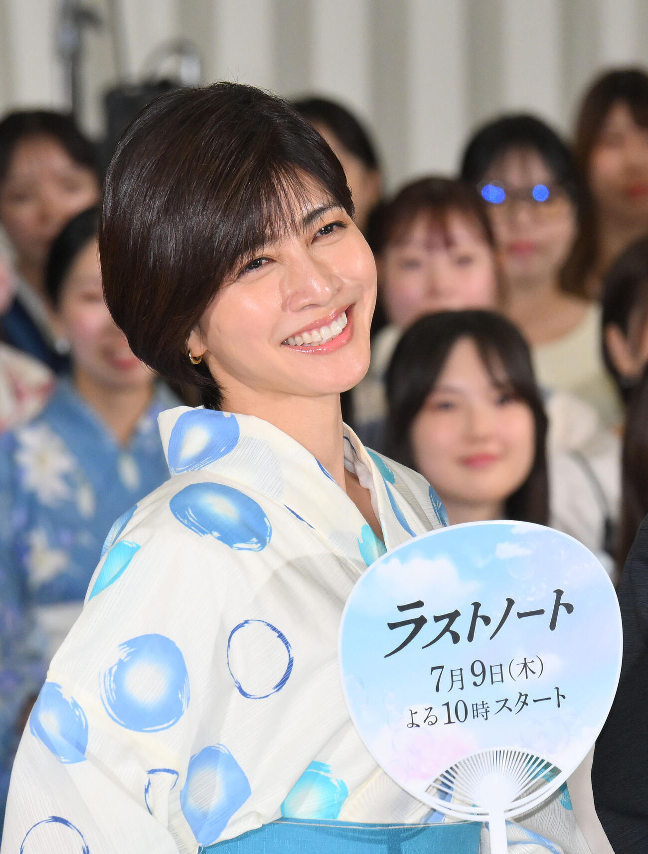 ドラマ「ラストノート」七夕トークイベントで記念撮影する内田有紀（撮影・滝沢徹郎）