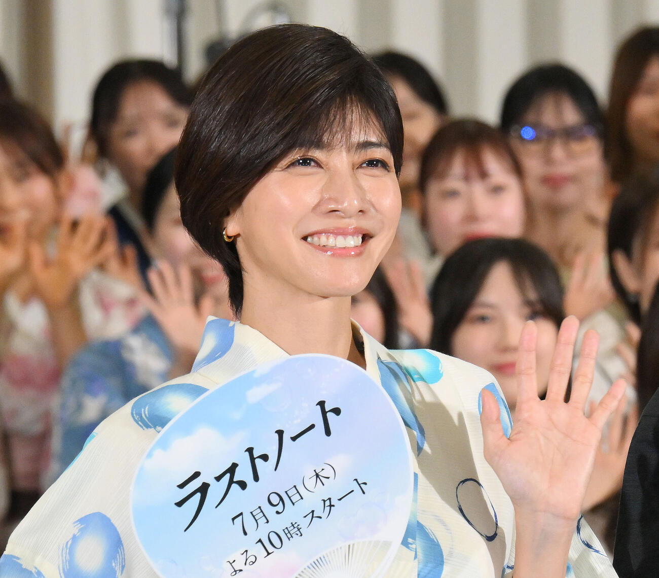 ドラマ「ラストノート」七夕トークイベントで記念撮影する内田有紀（撮影・滝沢徹郎）