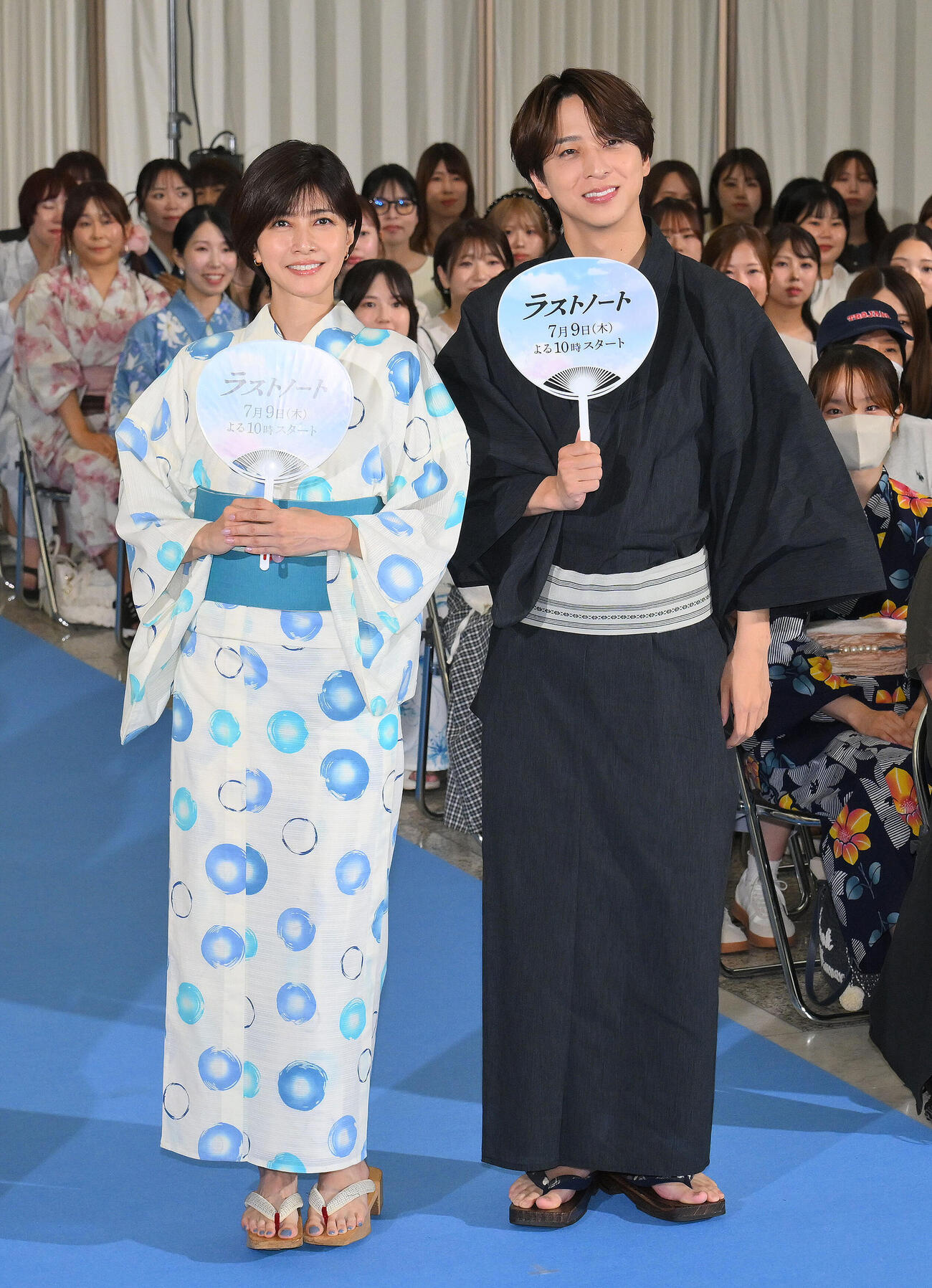 ドラマ「ラストノート」七夕トークイベントで記念撮影する内田有紀（左）と寺西拓人（撮影・滝沢徹郎）