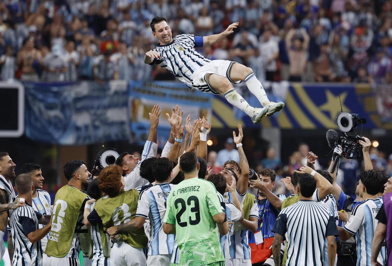 エジプトに逆転勝ちし、胴上げされるアルゼンチンのメッシ（共同）