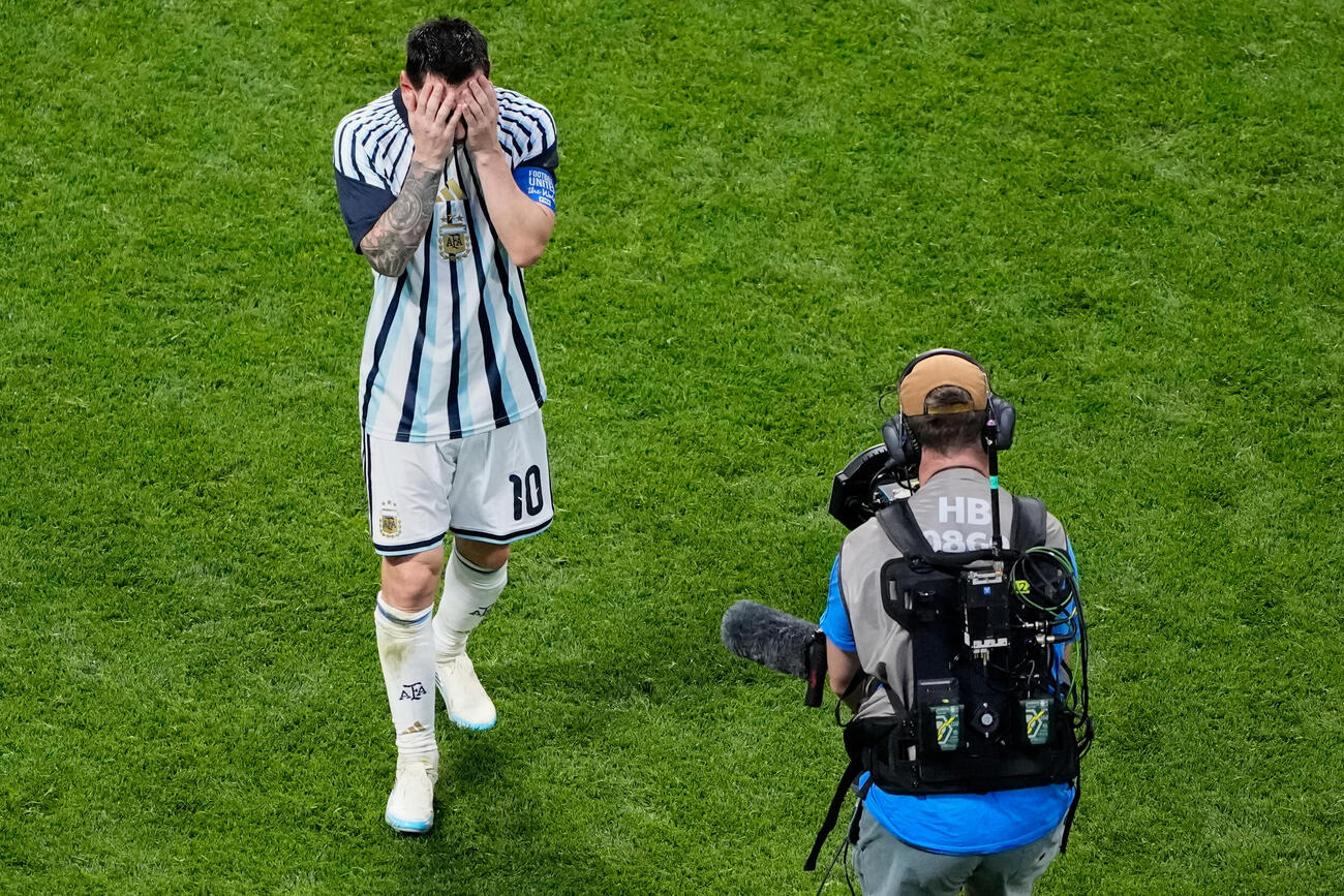 試合に勝利し、顔を押さえ感極まるアルゼンチンFWメッシ（AP）