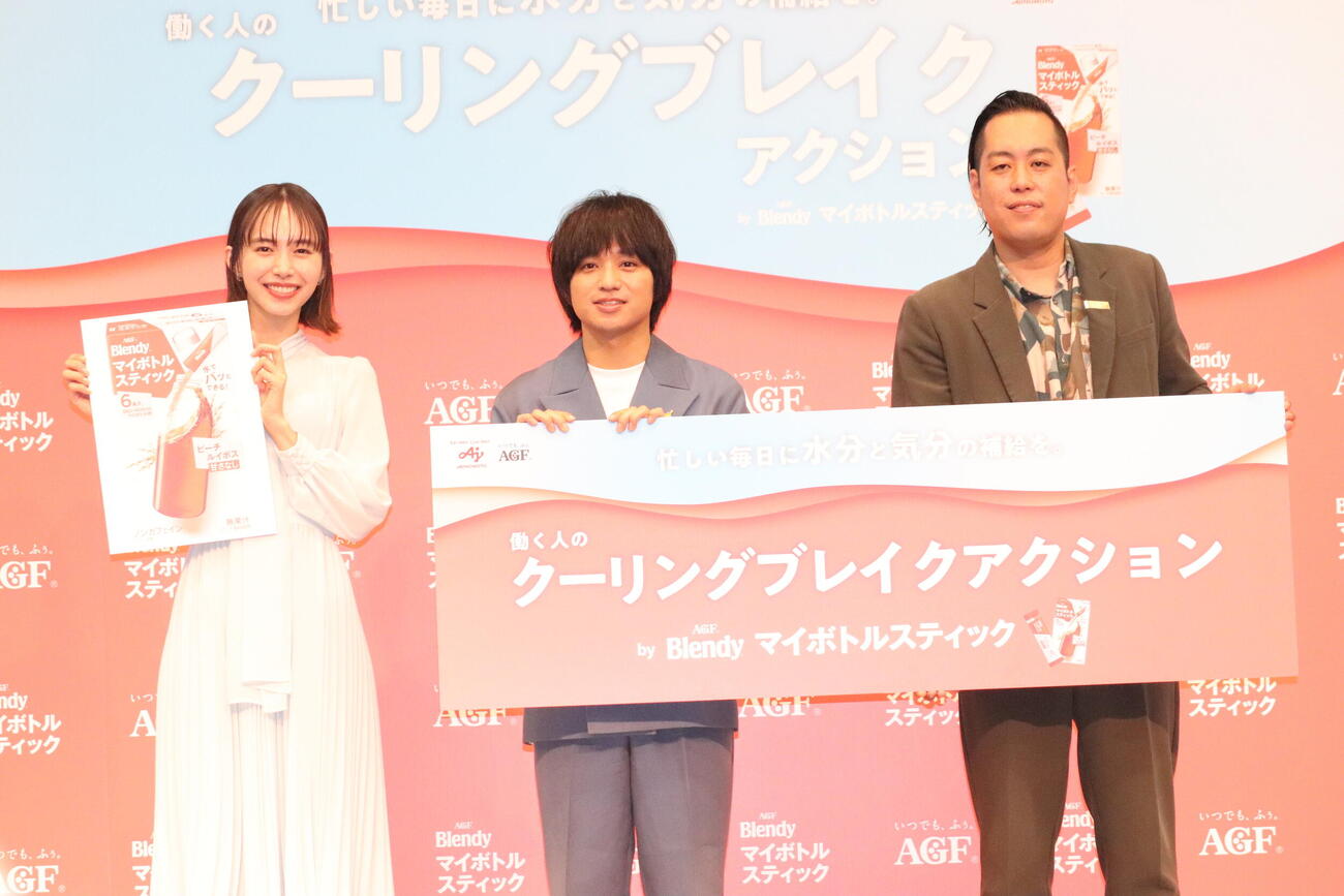 「ブレンディ」マイボトルスティック「働く人のクーリングブレイクアクション」発表会に出席した、左から井桁弘恵、エバース佐々木隆史、町田和樹