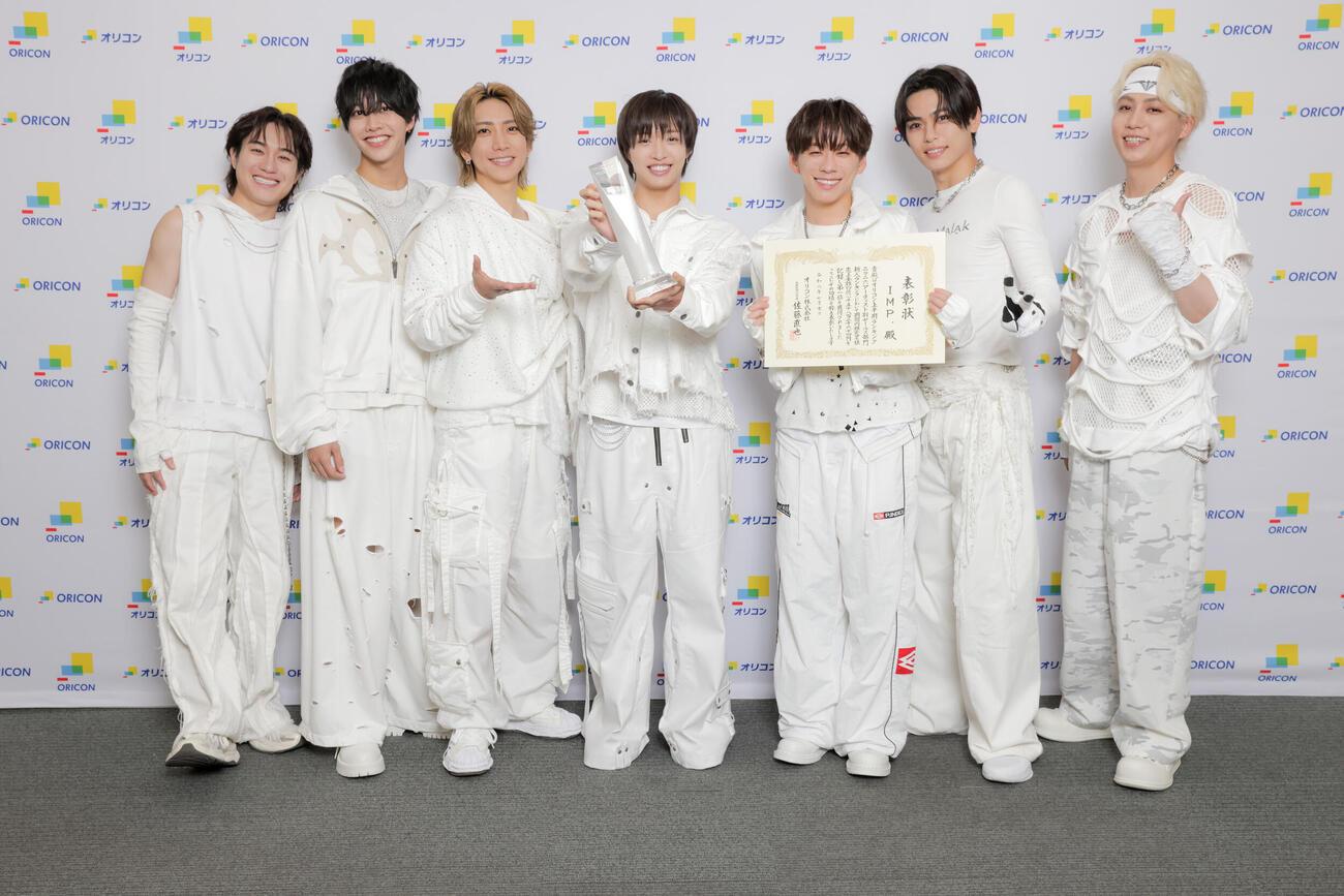 「オリコン上半期ランキング2026」アーティスト別セールス部門新人ランキングで1位を獲得したIMP.。左から椿泰我、松井奏、鈴木大河、佐藤新、基俊介、影山拓也、横原悠毅