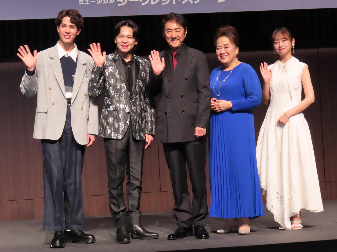 ミュージカル「シークレットステージ」制作発表に登壇した、左から東島京、中川晃教、市村正親、渡辺えり、影山優佳（撮影・鎌田良美）