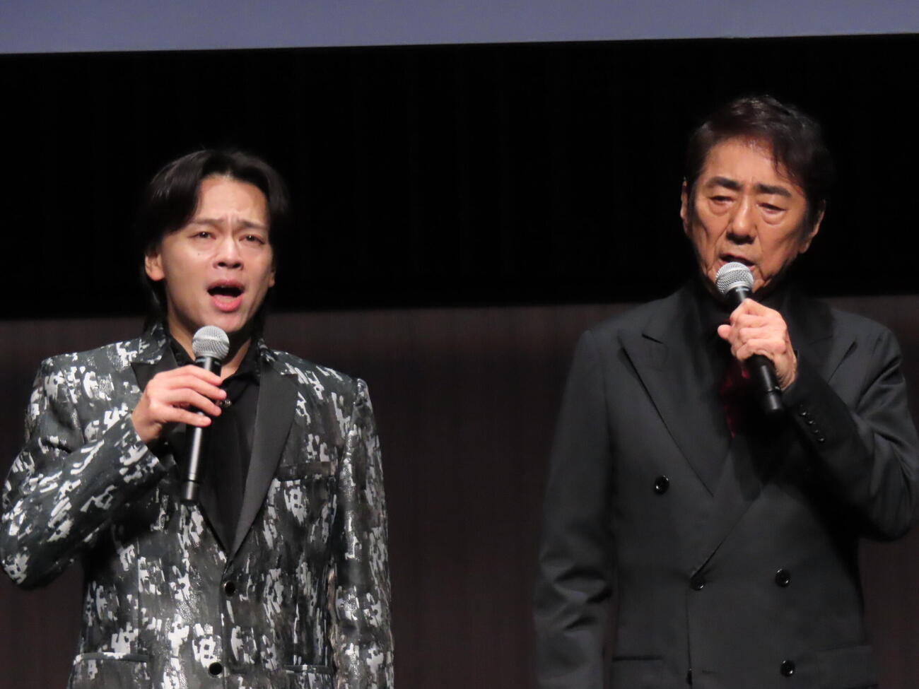 ミュージカル「シークレットステージ」制作発表で歌唱する中川晃教(左）と市村正親（撮影・鎌田良美）