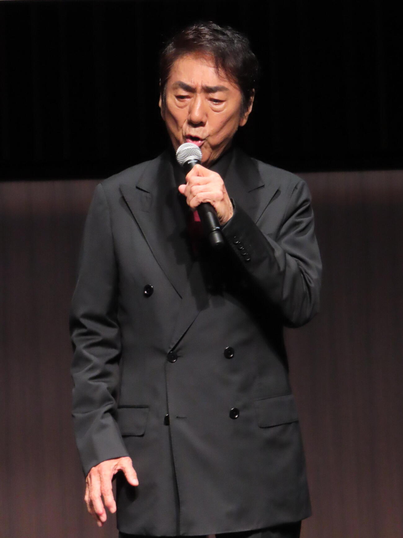 ミュージカル「シークレットステージ」制作発表で歌唱する市村正親（撮影・鎌田良美）