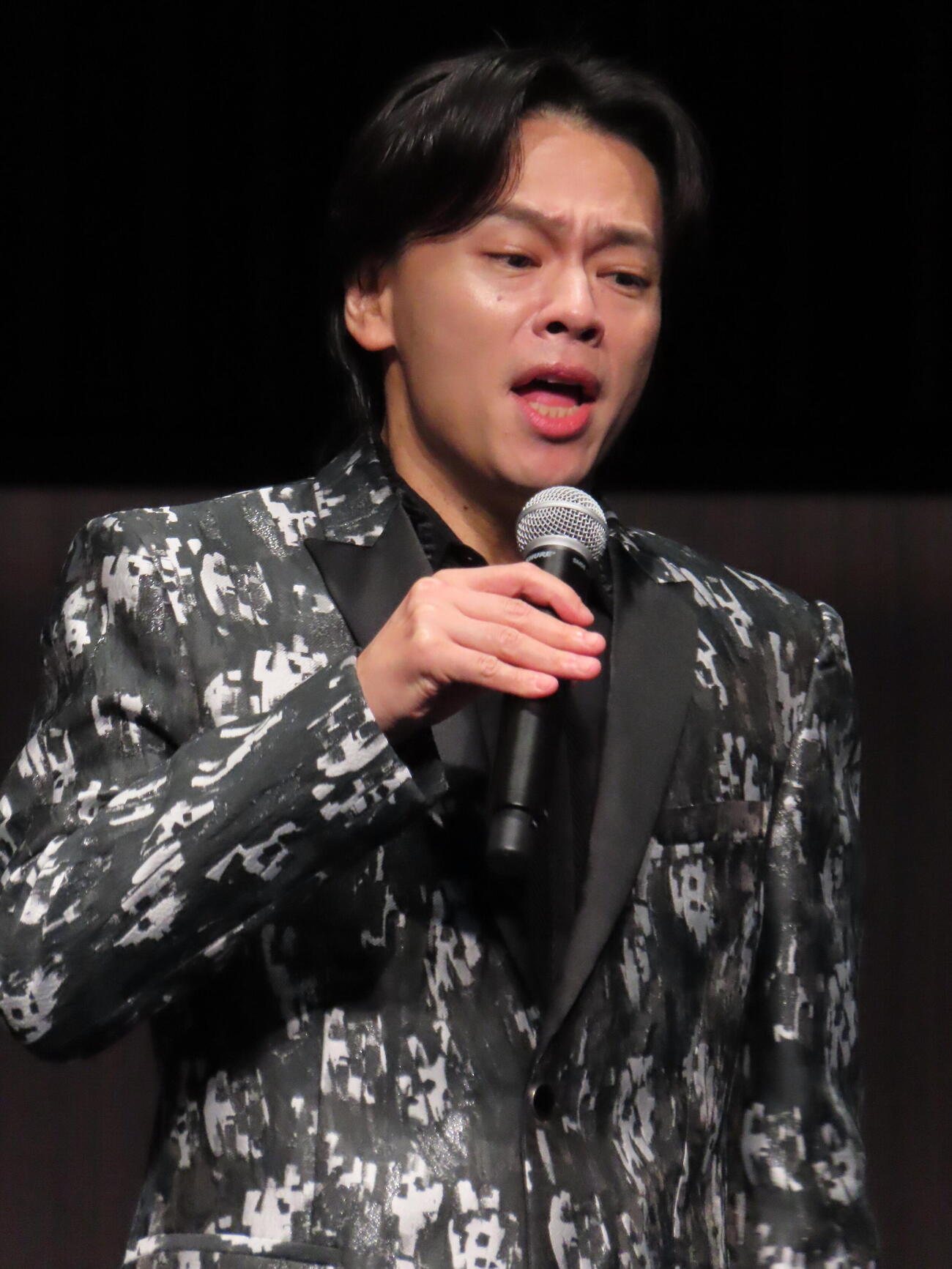 ミュージカル「シークレットステージ」制作発表で歌唱する中川晃教（撮影・鎌田良美）