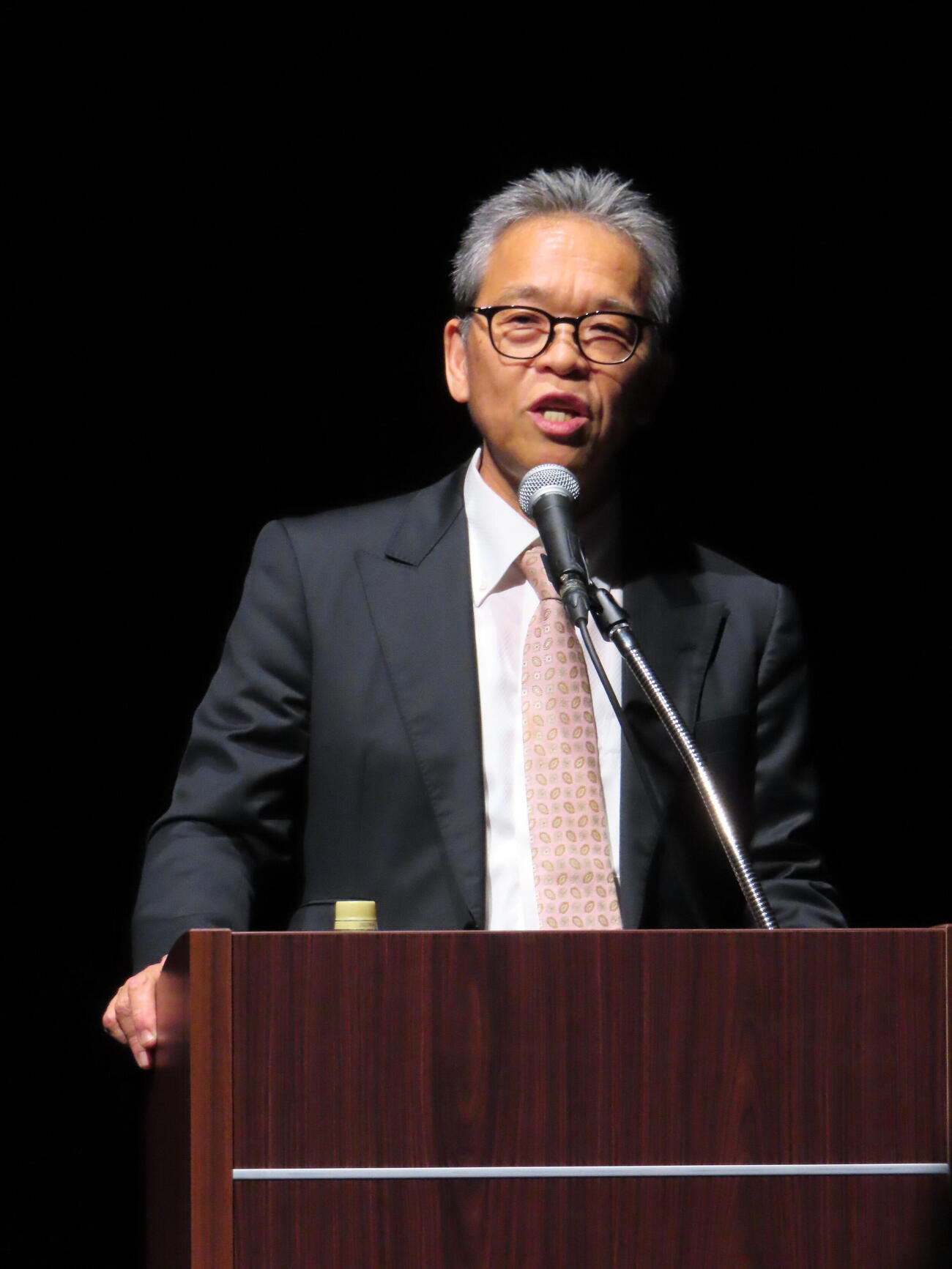 ミュージカル「シークレットステージ」制作発表であいさつするホリプロ菅井敦社長（撮影・鎌田良美）