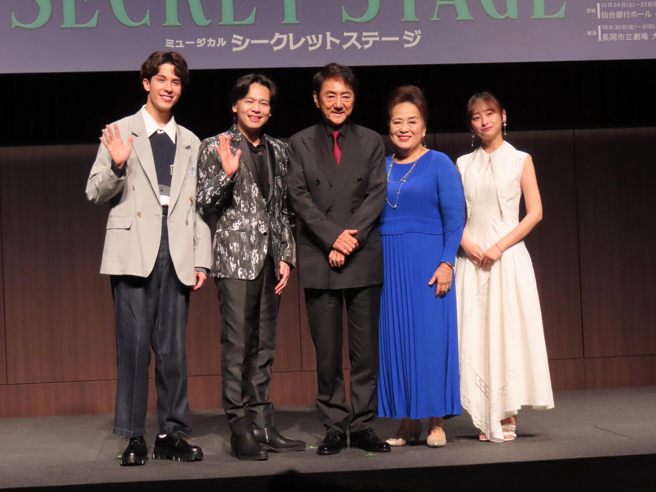 ミュージカル「シークレットステージ」制作発表に登壇した、左から東島京、中川晃教、市村正親、渡辺えり、影山優佳（撮影・鎌田良美）