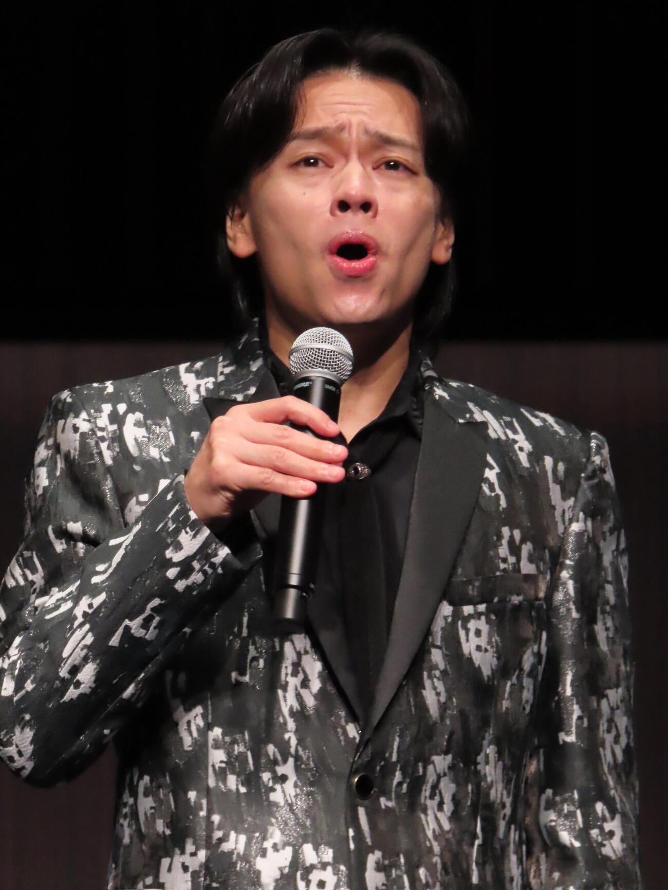 ミュージカル「シークレットステージ」制作発表で歌唱する中川晃教（撮影・鎌田良美）