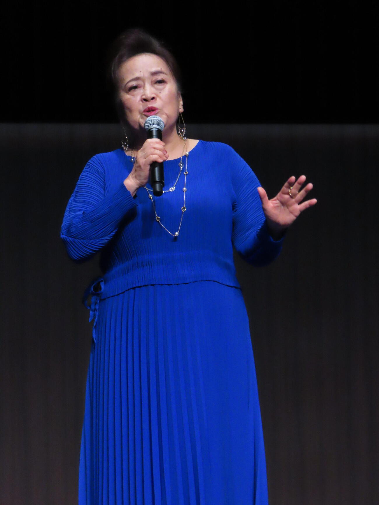 ミュージカル「シークレットステージ」制作発表で歌唱する渡辺えり（撮影・鎌田良美）