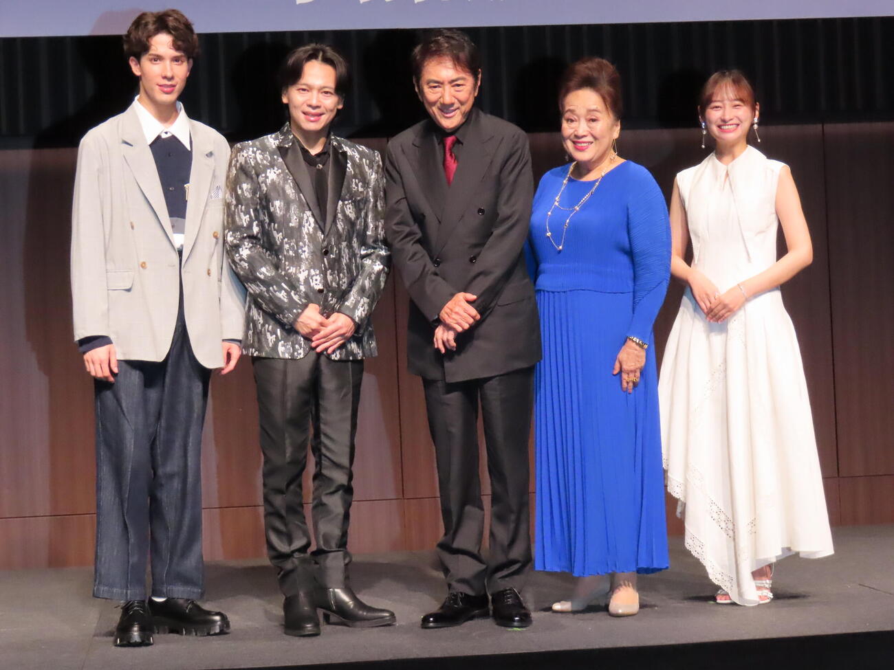 ミュージカル「シークレットステージ」制作発表に登壇した、左から東島京、中川晃教、市村正親、渡辺えり、影山優佳（撮影・鎌田良美）