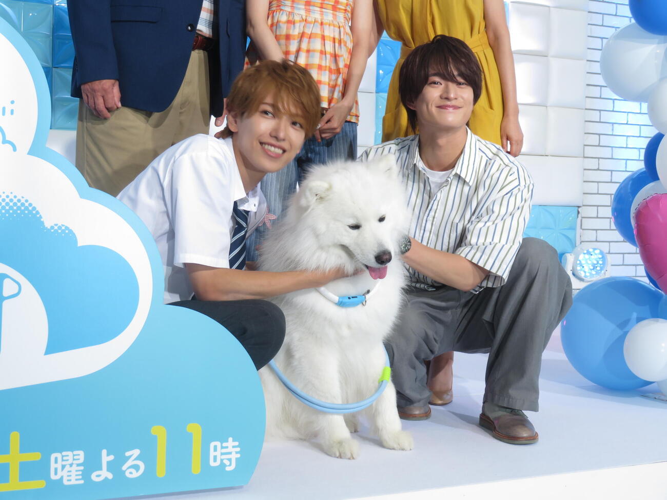 「夏色の雲が恋と嵐をまきおこす」制作発表記者会見に登壇したACEes深田竜生、浮所飛貴と犬のロックくん