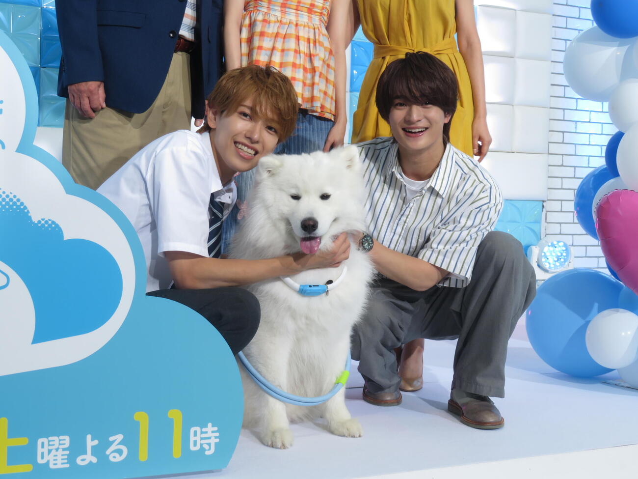 「夏色の雲が恋と嵐をまきおこす」制作発表記者会見に登壇したACEes深田竜生、浮所飛貴（右）と犬のロックくん
