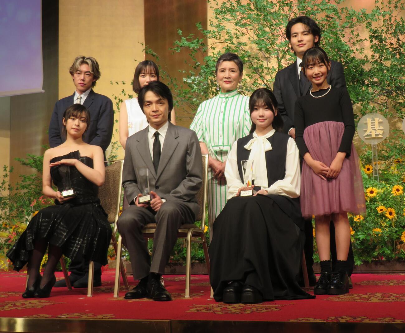 放送文化基金賞の演技賞を受賞した、前列左から森七菜、岡山天音、毎田暖乃
