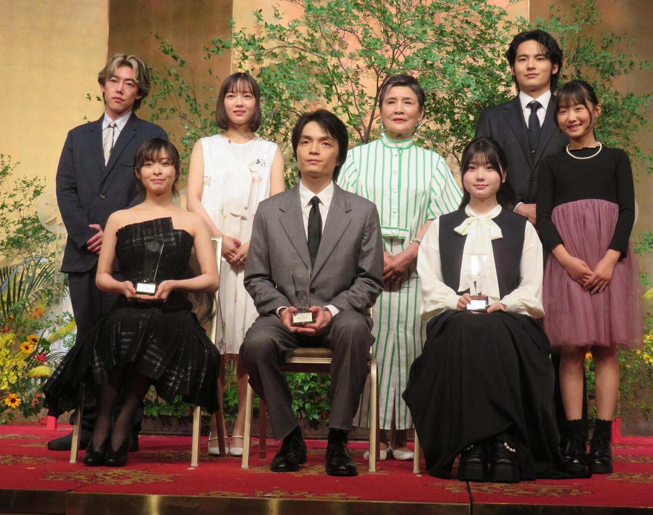 放送文化基金賞の演技賞を受賞した、前列左から森七菜、岡山天音、毎田暖乃