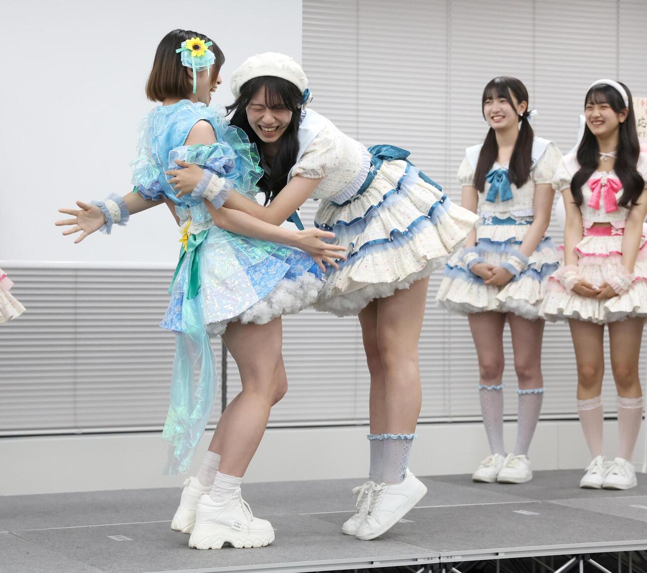 新番組「今日から推してくれますか？」完成記念イベントで「手押し相撲」する東条澪（左）と藤原実羽