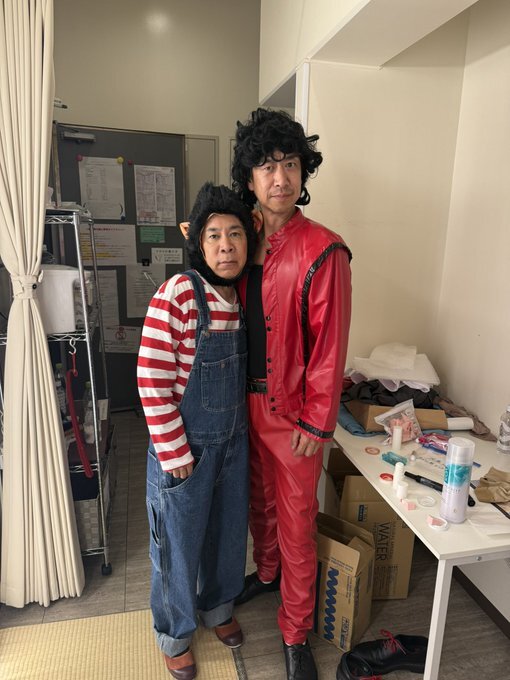 チンパンジーのバブルスに扮したナインティナイン岡村隆史（左）と、マイケル・ジャクソンになり切ったテンダラー浜本