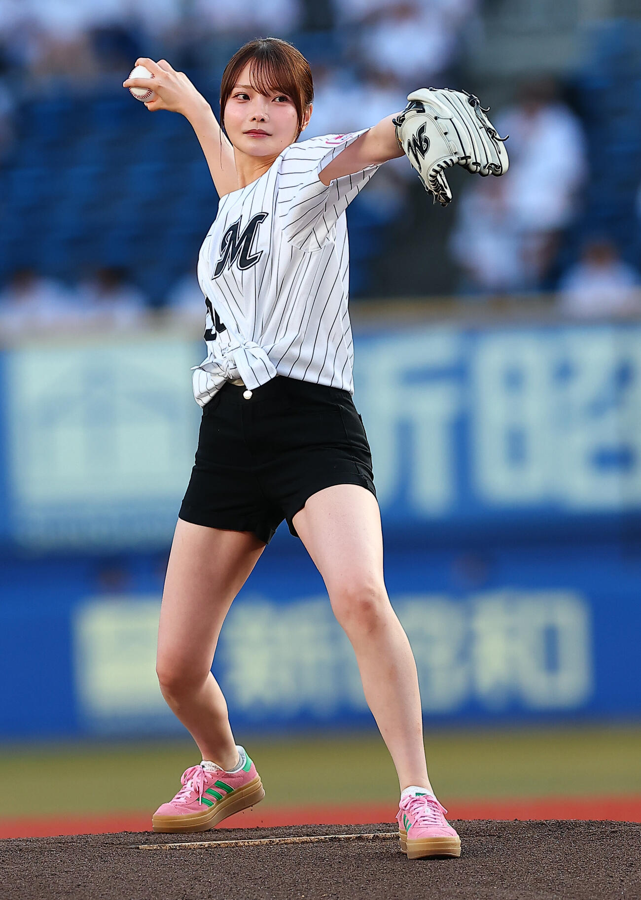 ファーストピッチを行う青森・三沢市出身の新谷姫加（2026年7月8日撮影）