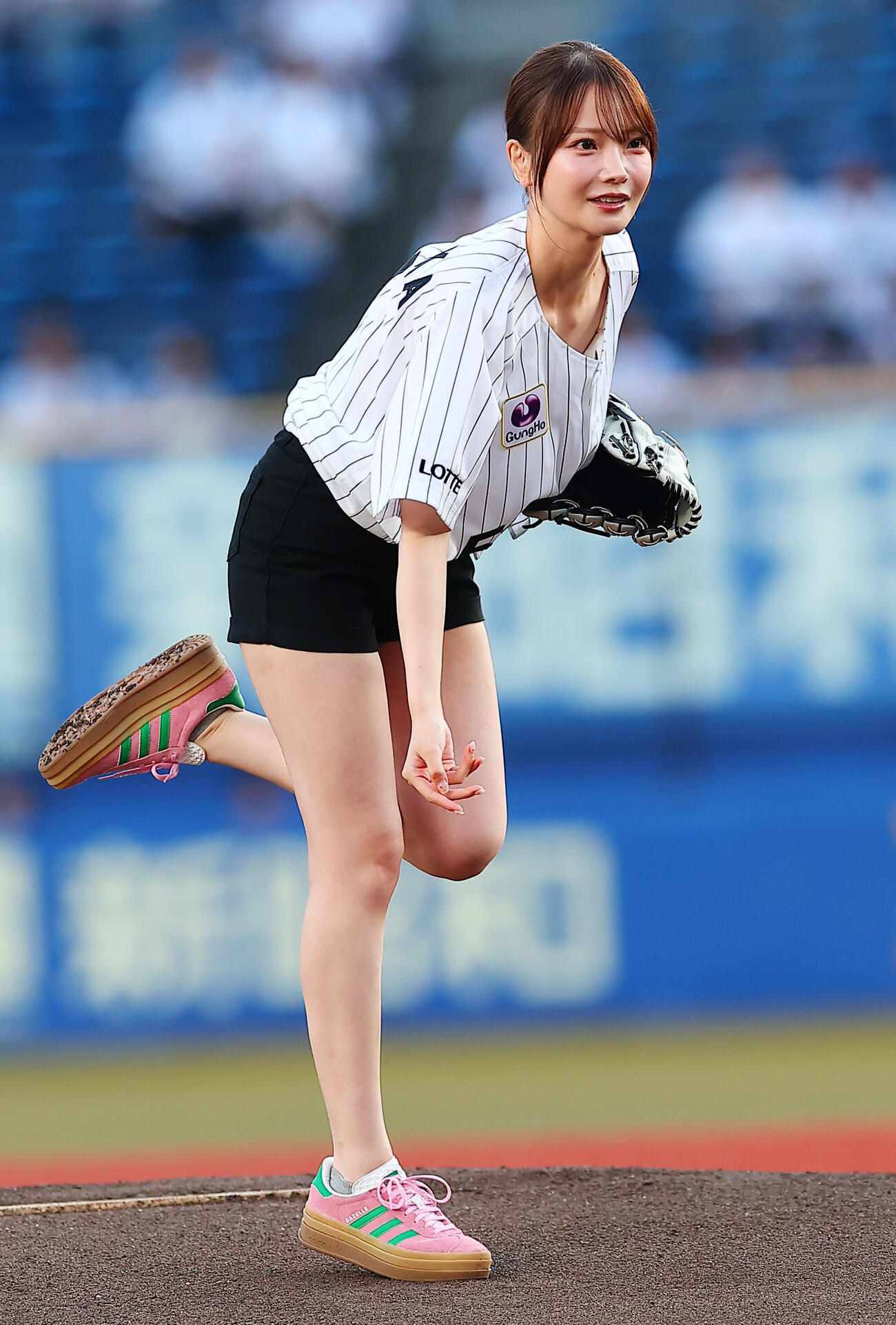 ファーストピッチを行う青森・三沢市出身の新谷姫加（2026年7月8日撮影）