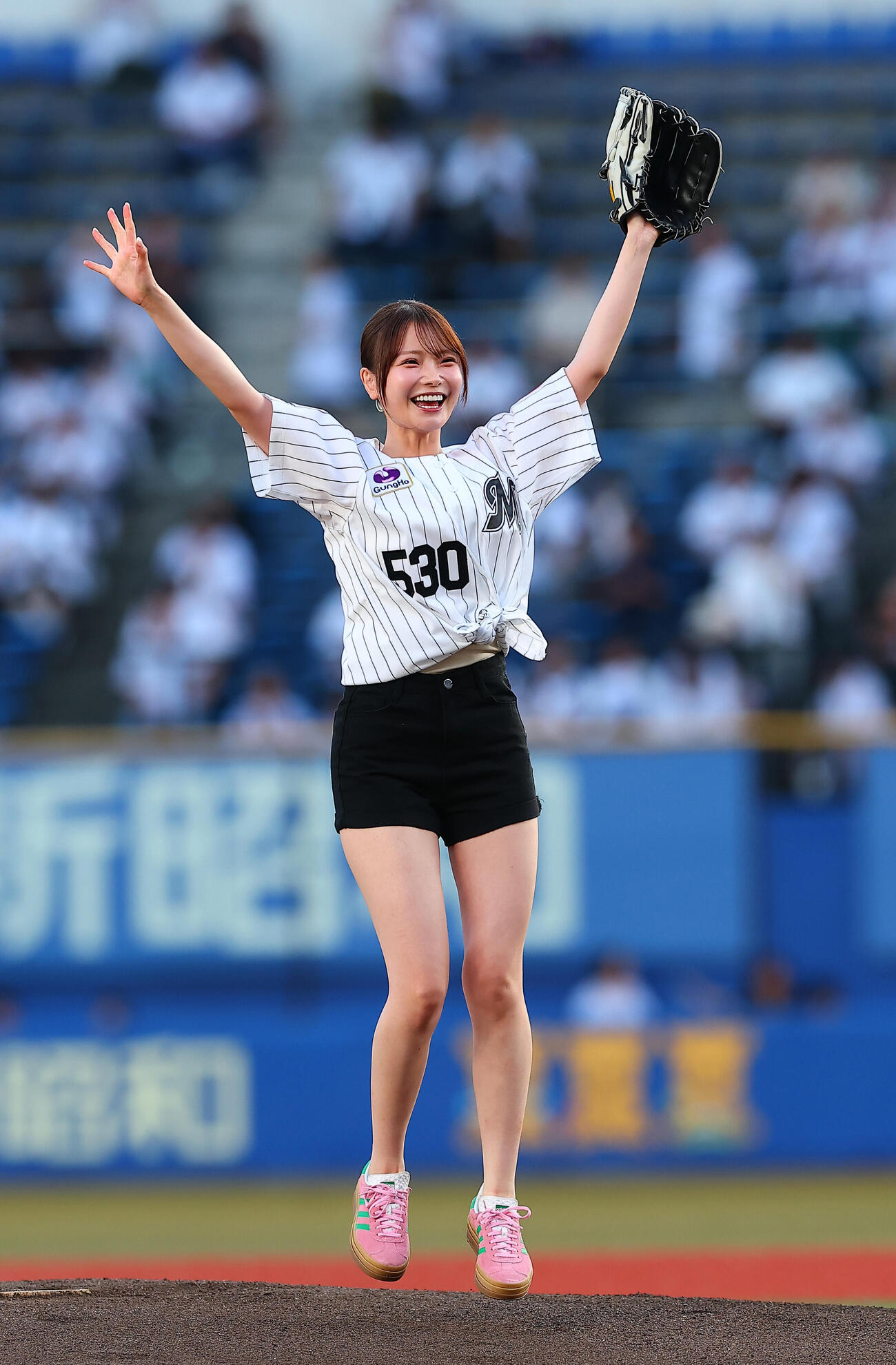 ファーストピッチを行った青森・三沢市出身の新谷姫加（2026年7月8日撮影）