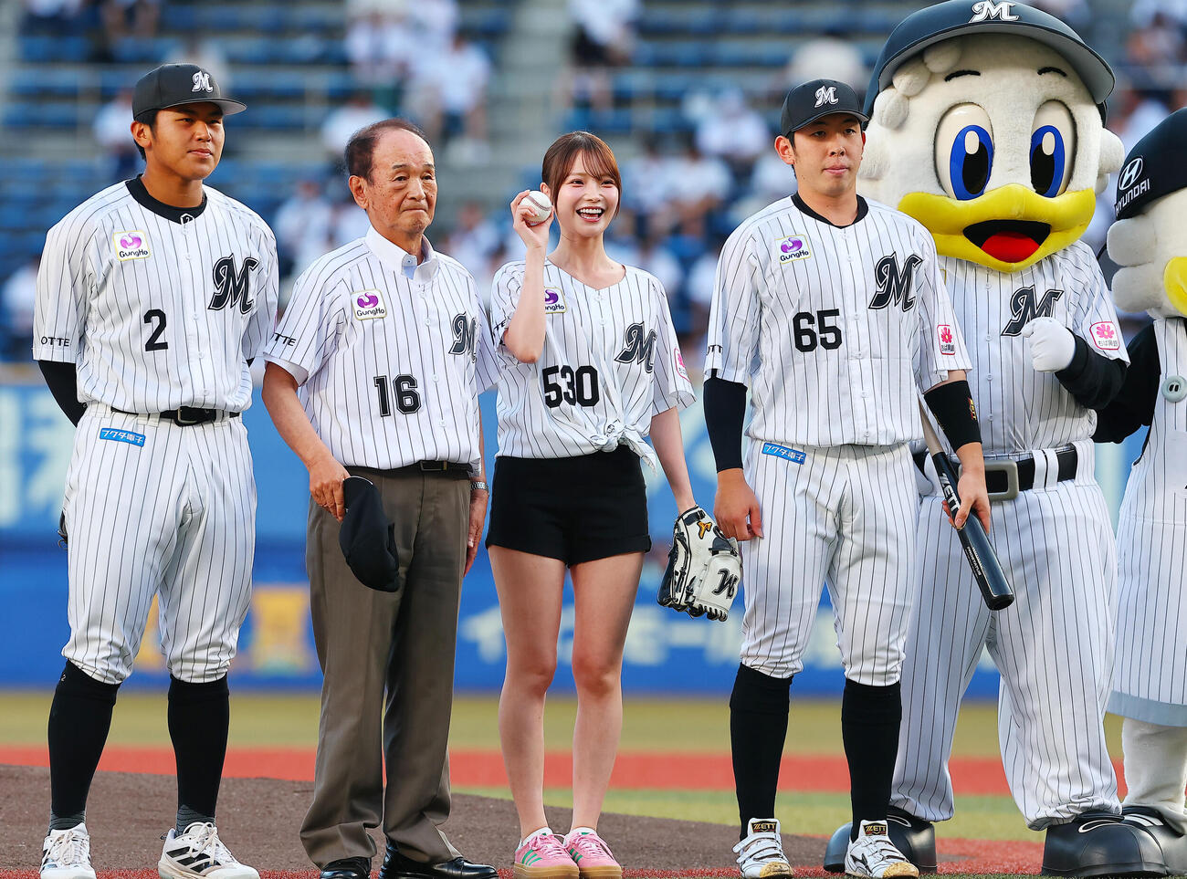 ファーストピッチセレモニーを終え記念撮影するた青森・三沢市出身の新谷姫加（中央）。左からロッテ松川虎生、小桧山吉紀三沢市長、寺地隆成（2026年7月8日撮影）