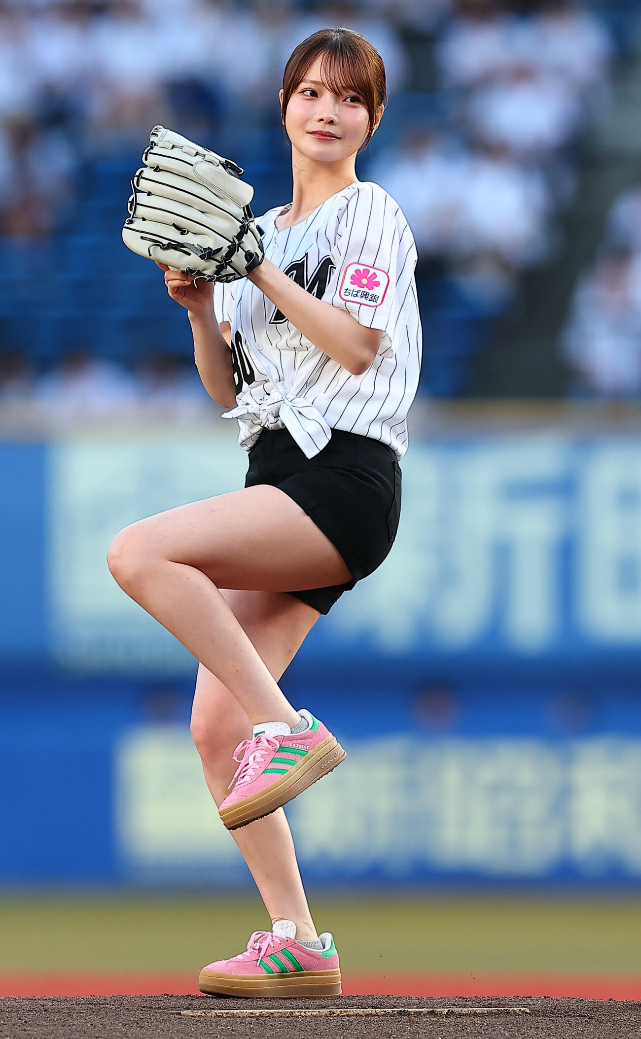 ファーストピッチを行った青森・三沢市出身の新谷姫加（2026年7月8日撮影）