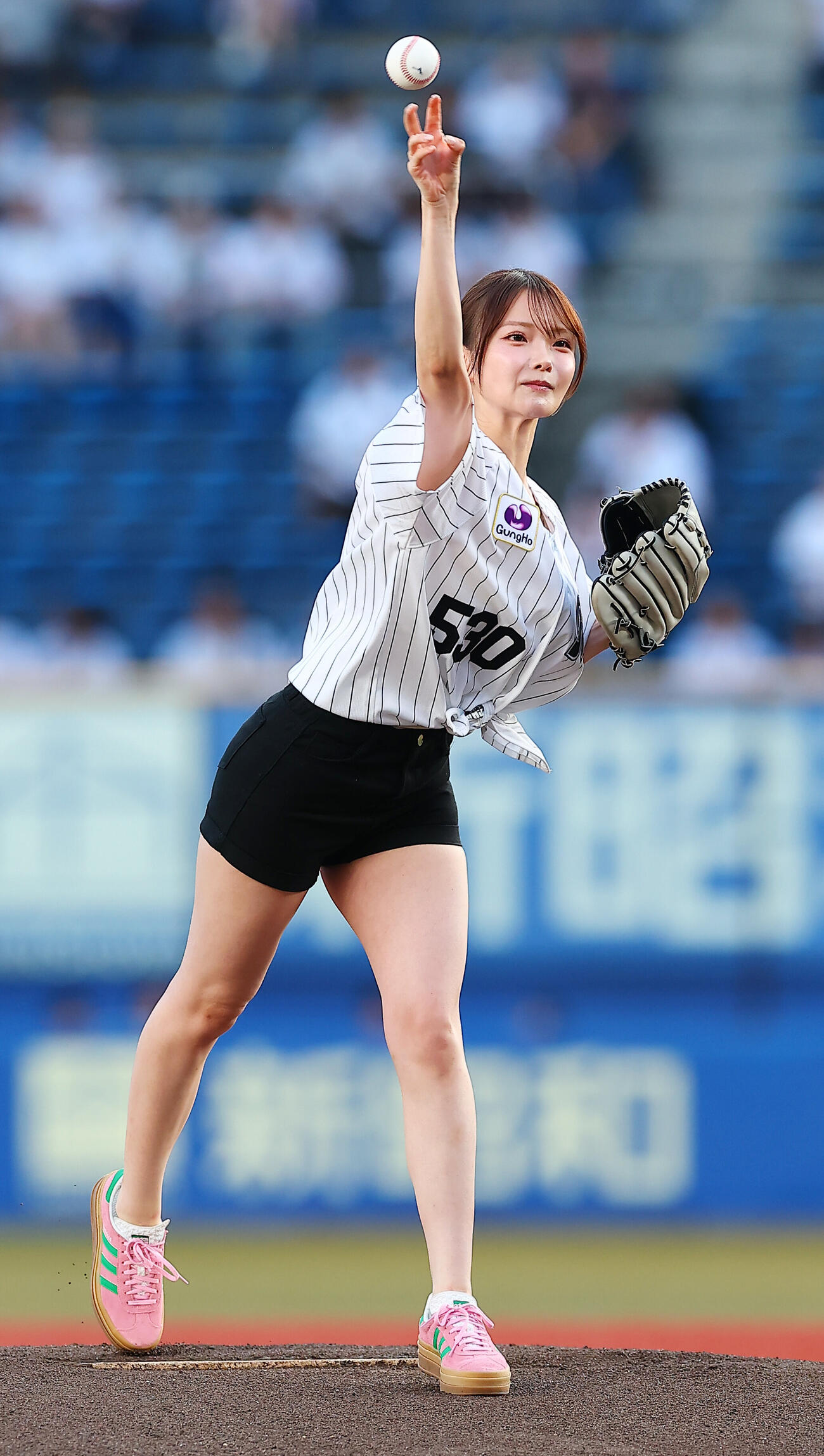 ファーストピッチを行う青森・三沢市出身の新谷姫加（2026年7月8日撮影）