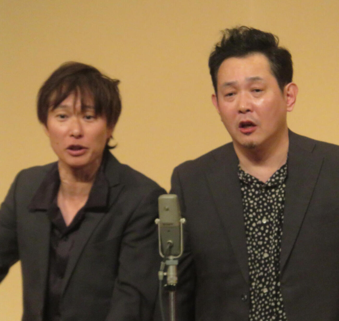 マシンガンズの滝沢秀一（左）と西堀亮（2025年12月撮影）
