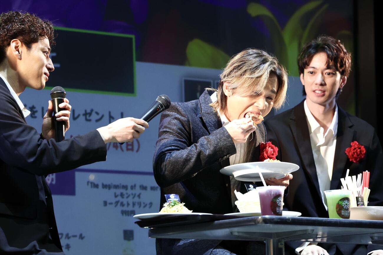 「堂本光一×ふぉ～ゆ～BLOOM WORLD in JOYPOLIS」プレス発表会でコラボメニューを試食する堂本光一（撮影・宮地輝）