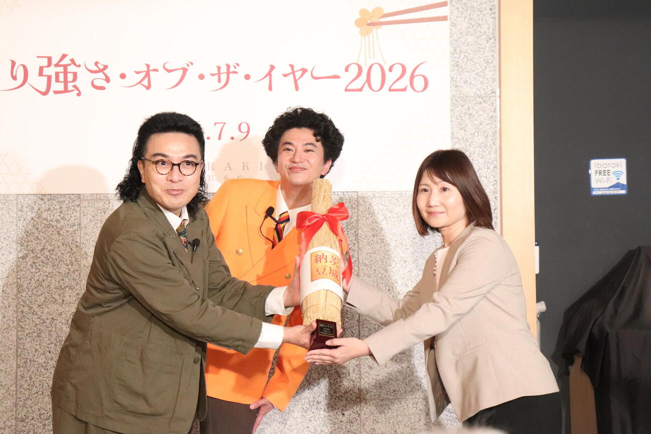 納豆PRイベント「粘り強さ・オブ・ザ・イヤー2026」で「粘り強さ・オブ・ザ・イヤー2026」に表彰されたカナメストーンの山口誠（左）と零士（中央）