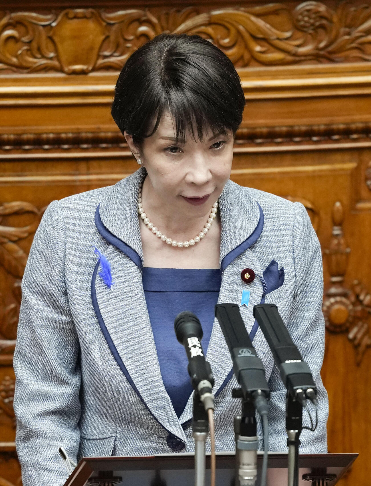 参院本会議での警告決議を受け、所信表明する高市首相（8日午後、共同）