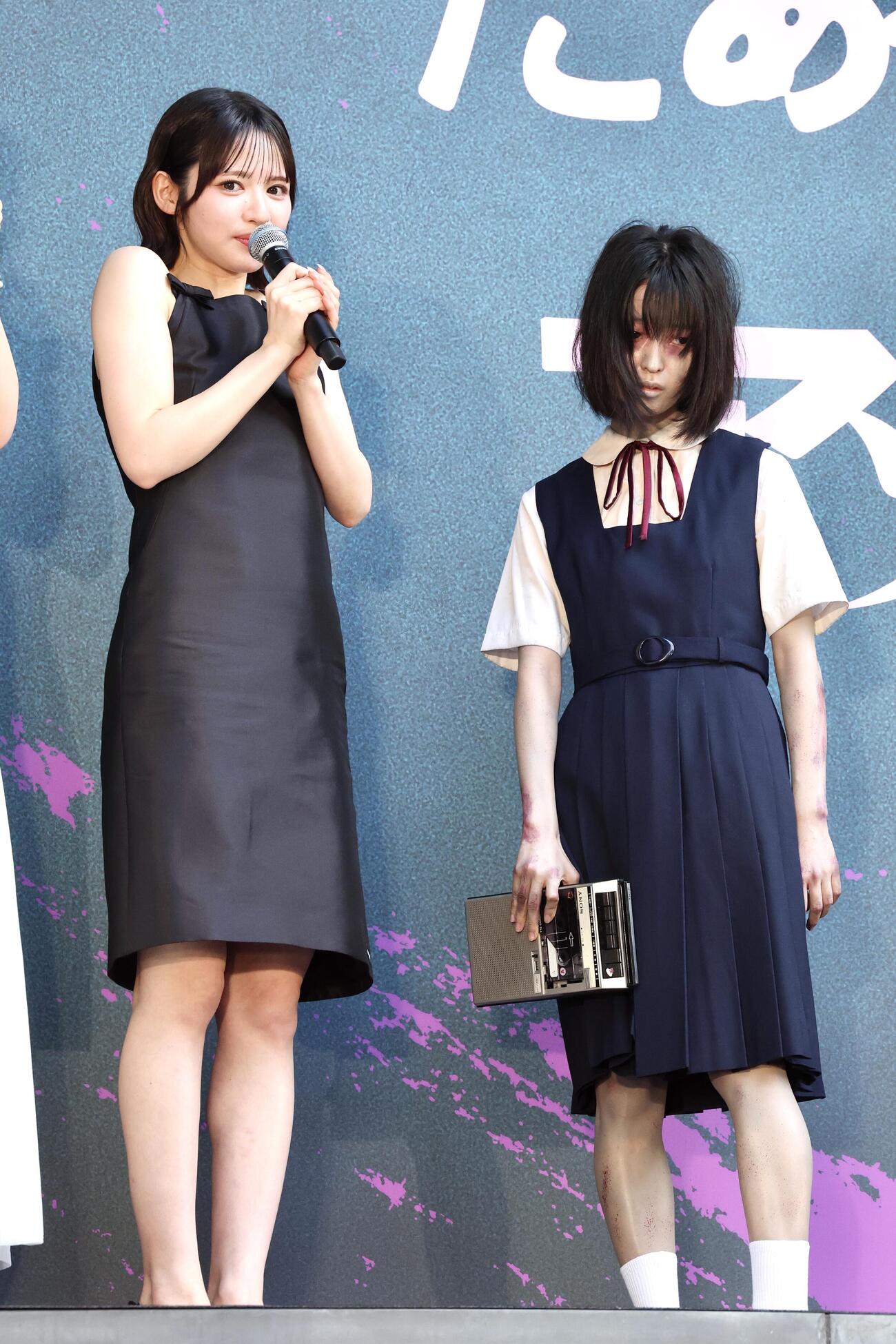 映画「だぁれかさんとアソぼ？」階段セレモニーでだぁれかさん（右）にカセットレコーダーを渡したFRUITS ZIPPER鎮西寿々歌（撮影・宮地輝）
