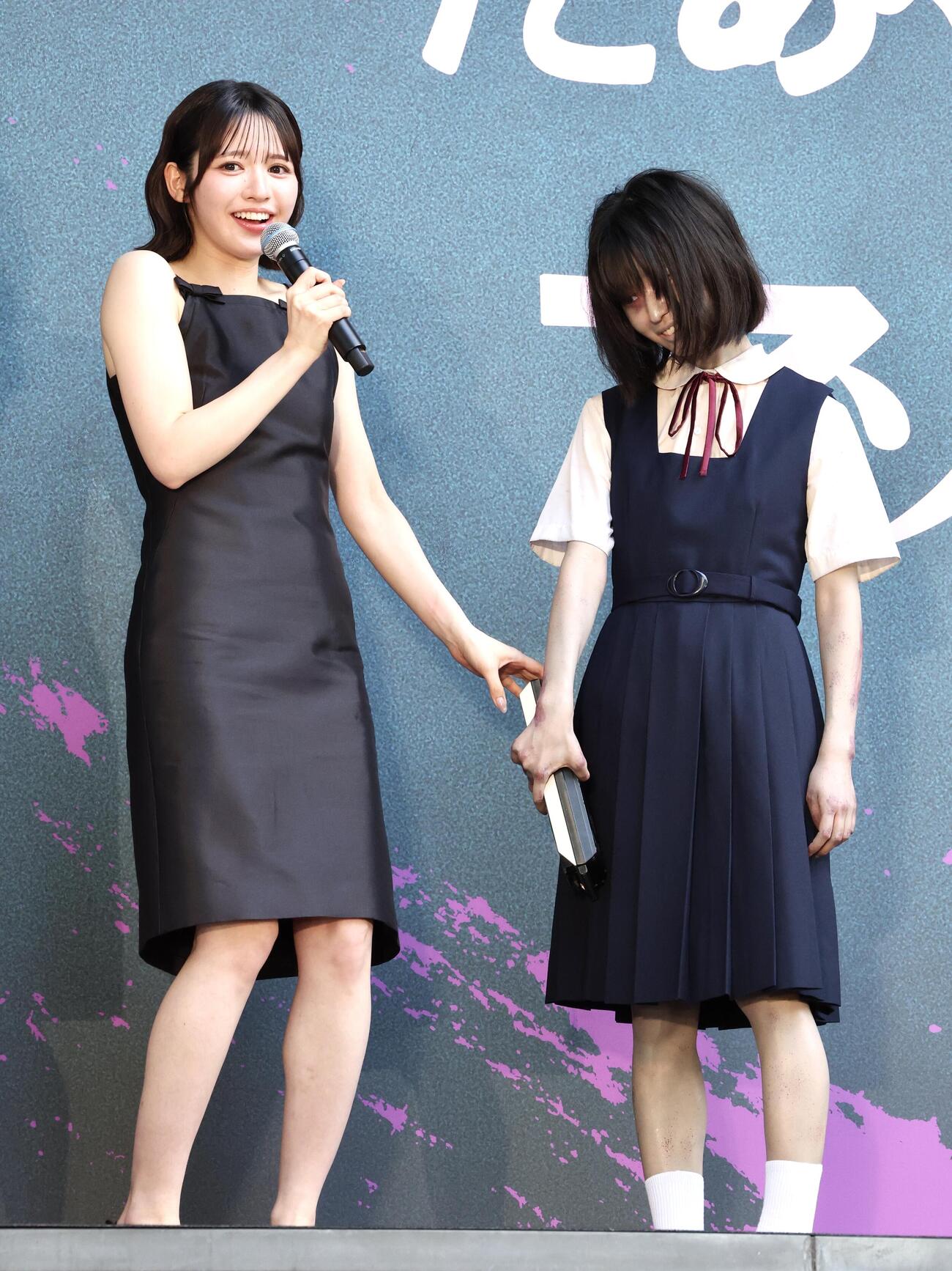 映画「だぁれかさんとアソぼ？」階段セレモニーでだぁれかさん（右）にカセットレコーダーを渡すFRUITS ZIPPER鎮西寿々歌（撮影・宮地輝）