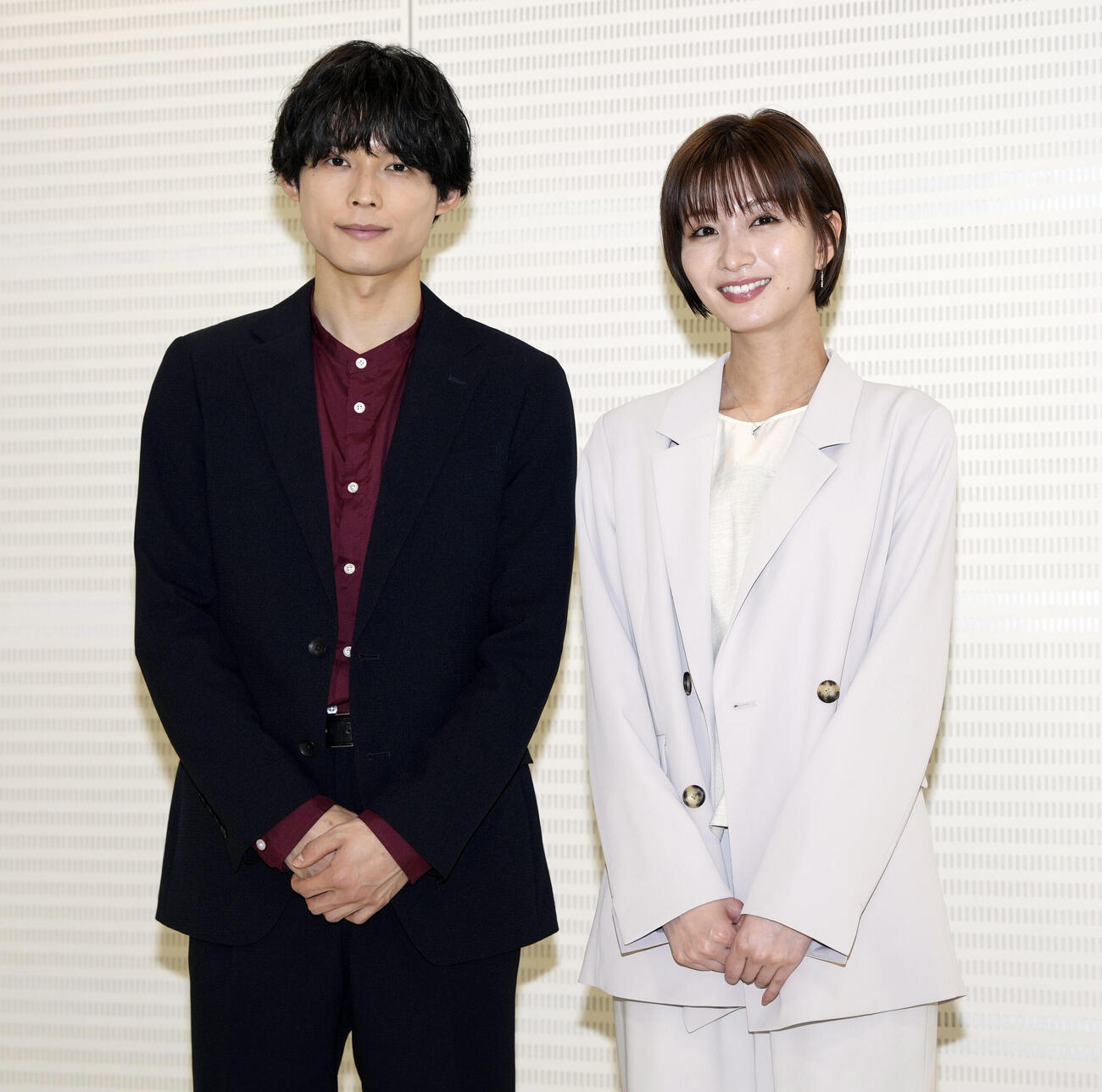 日本テレビ7月期土曜ドラマ「告白ー25年目の秘密ー」合同取材で、笑顔を見せるSixTONESの松村北斗（左）と岡崎紗絵（撮影・小島史椰）