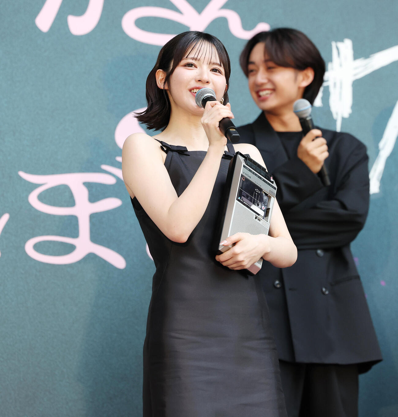映画「だぁれかさんとアソぼ？」階段セレモニーで「絶対にやってはいけないとわかっているけど、やってみたいこと」を発表する鎮西寿々歌（撮影・宮地輝）