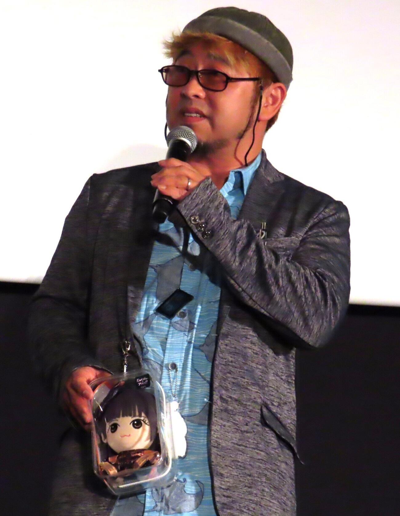 「だあれかさんとアソぼ？」完成披露舞台あいさつに、鎮西寿々歌のぬいぐるみを手に登壇した清水崇監督